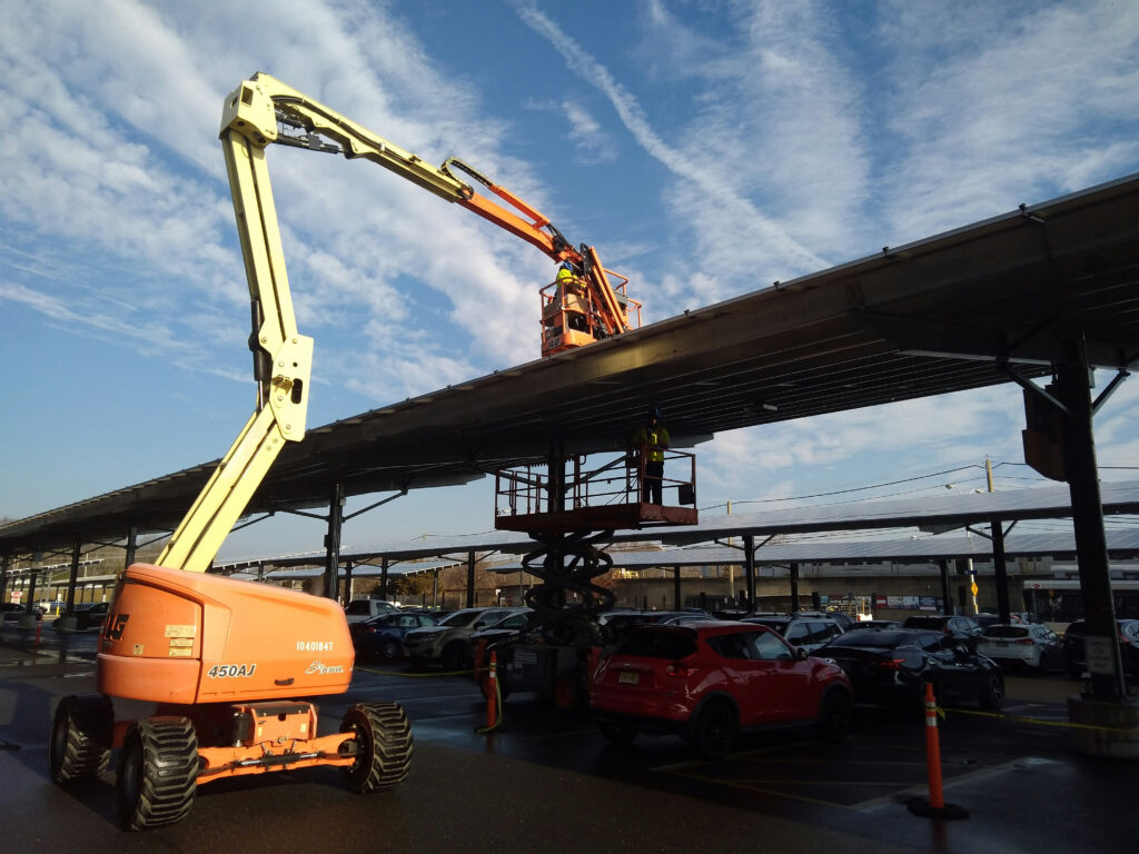 Articulated boom lift in action