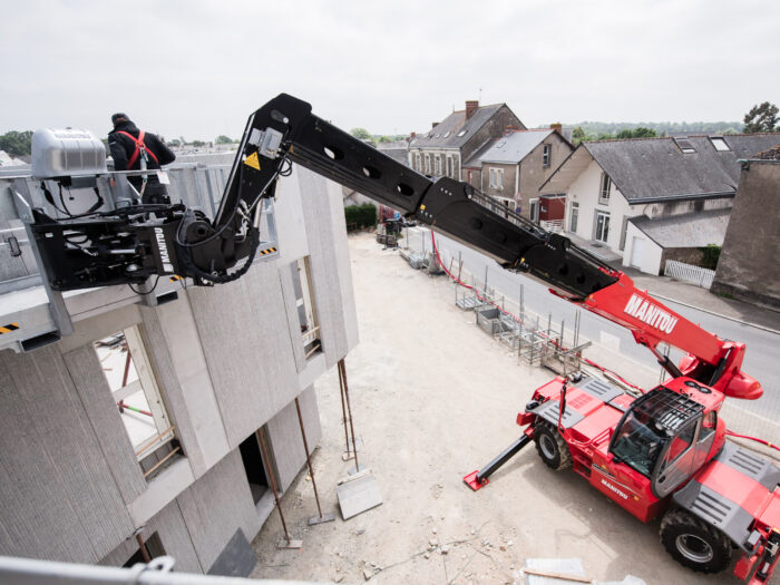 manitou_telehandler Sollevatore telescopico Manitou con benna in cantiere